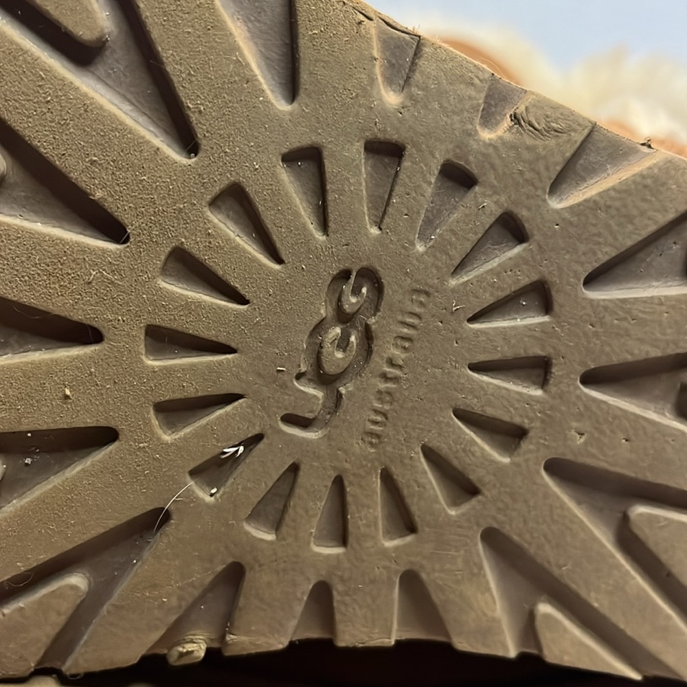 UGG Australia-8-chestnut brown classic comfy Cozy Sheepskin Boots  button detail - Picture 9 of 15